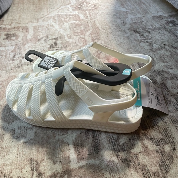 Reef Water Beachy White Sandals - Picture 2 of 5